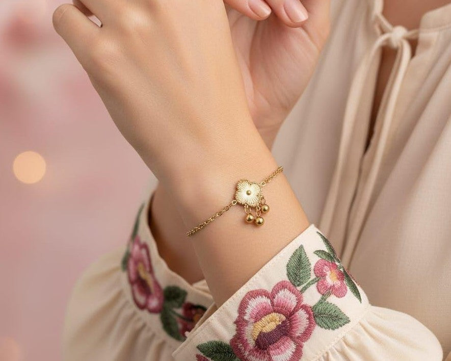 Single Clover Bracelet in Golden