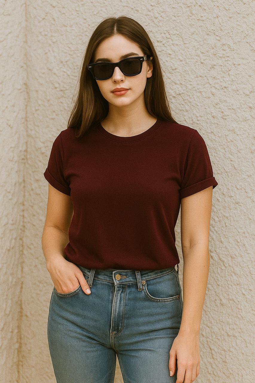 Effortless Elegance: The Maroon Tee That’s Taking Over Street Style