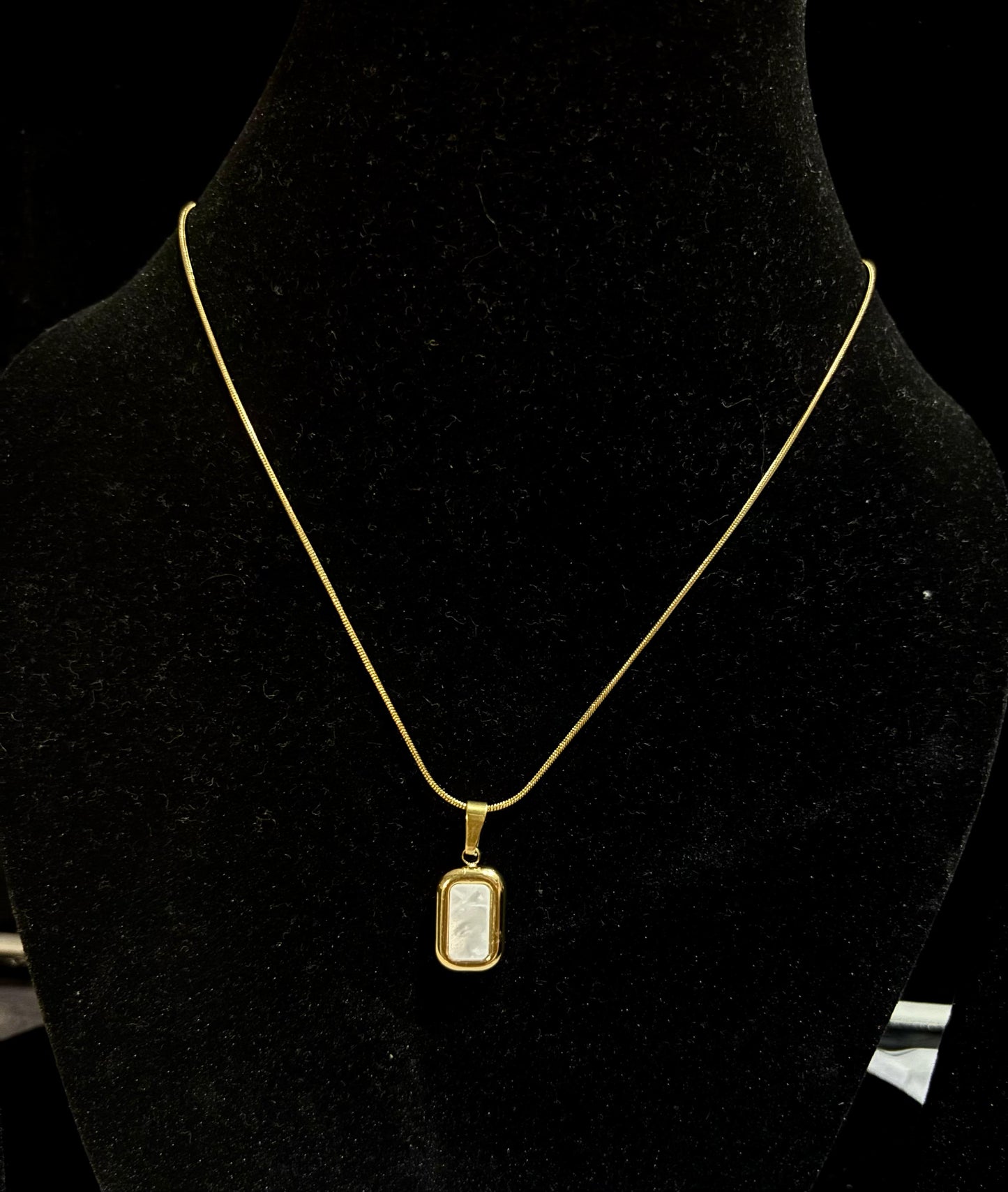 Ivory Gleam Chain Pedant Necklace