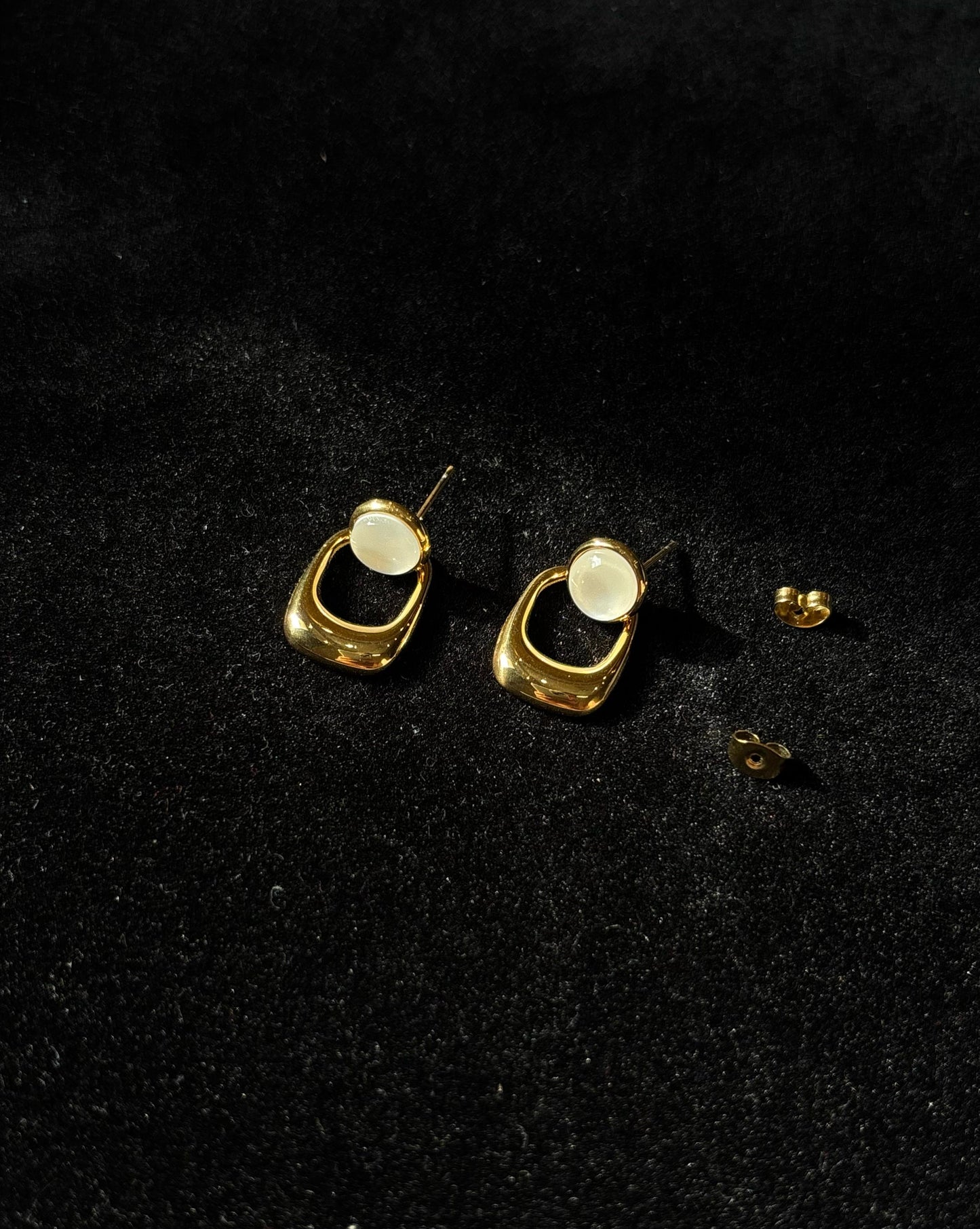 Pearly Flow Loop Earring