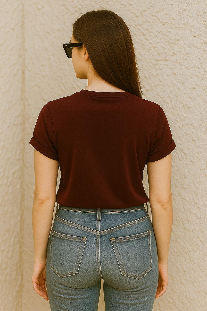 Effortless Elegance: The Maroon Tee That’s Taking Over Street Style