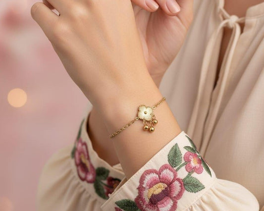 Single Clover Bracelet in Golden