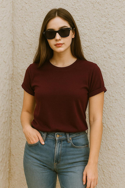 Effortless Elegance: The Maroon Tee That’s Taking Over Street Style