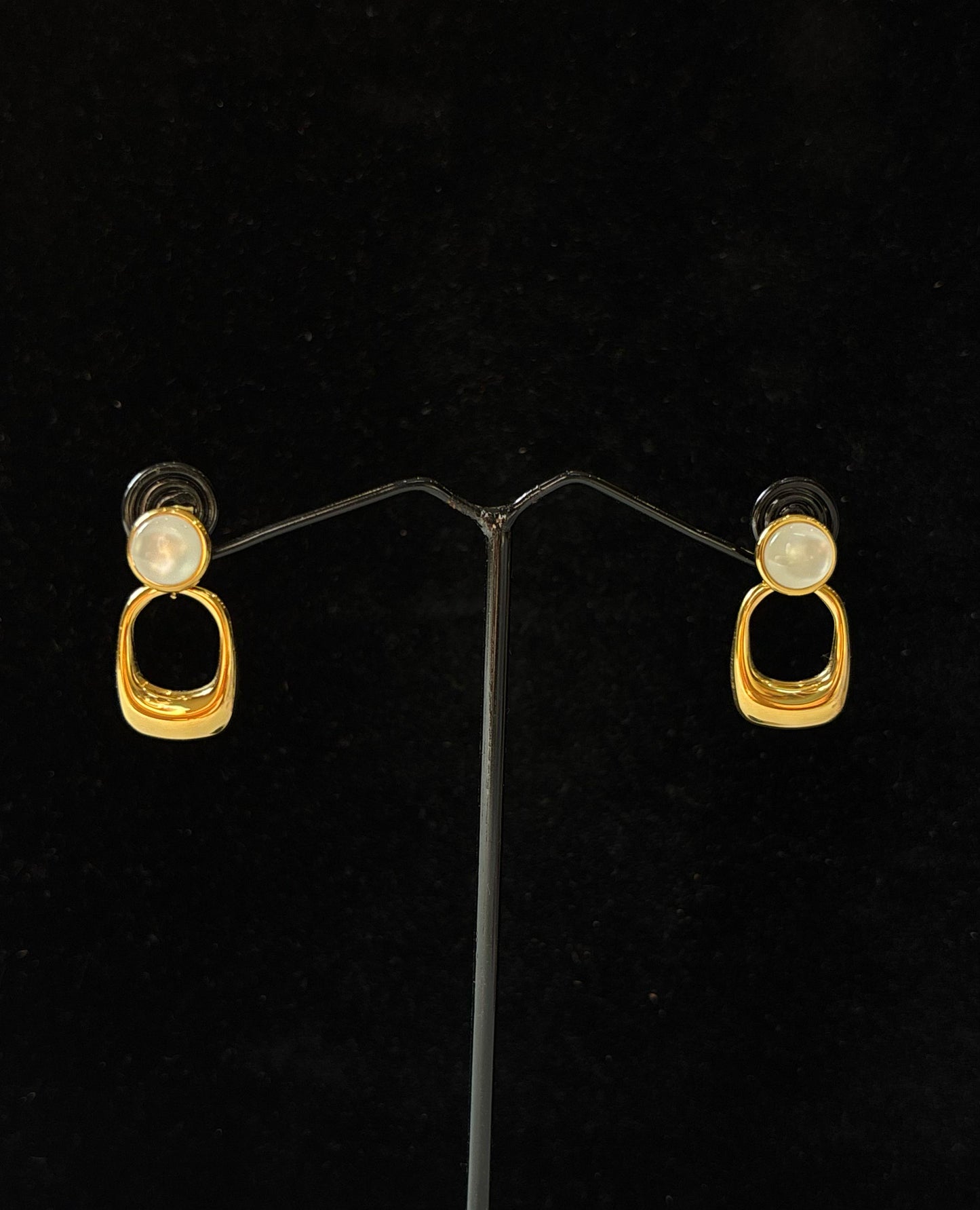 Pearly Flow Loop Earring