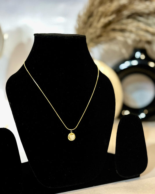 Nooré Pendant Necklace