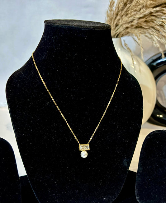 Linear Pearl Necklace